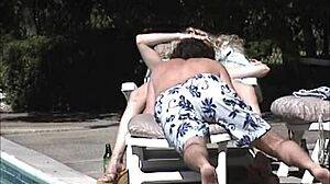 Prirodzené prsia poslušnej Susan sa skáču po bazéne
