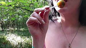 Păsărica suculentă este degetată până la orgasm în video în înaltă definiție
