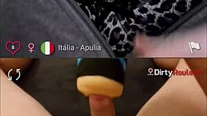 Amatérska talianska kráska ukazuje svoje veľké prsia na webovej kamere