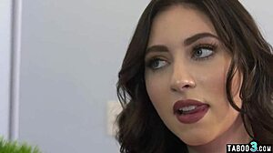 Vídeo pornô adolescente apresenta as grandes tetas naturais de Amilia Onyxs e a grande pila preta