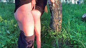 Skutečný amatérský pár má drsný sex v lese s výstřikem na zadek