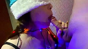 POV видео милой подростковой девушки, которая делает минет и получает сперму в рот