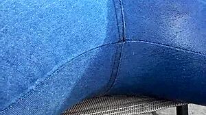 Los jeans de la esposa están empapados de orina