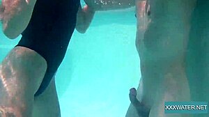 Europeisk babe Marcie får ansiktet knullat under vattnet
