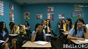 Група от възбудени ученички задоволяват мъжествеността на своите учители
