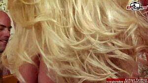 Veľké prsia blondínky dostávajú cumshot do úst po sexe na vysokých opätkoch