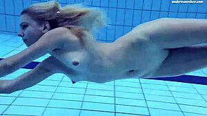 Xxxwater video van jonge blonde babe in bikini