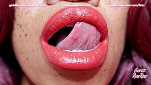 Rosie Reed ile bir ağız fetişi videosunda siyah dudaklar ve diller