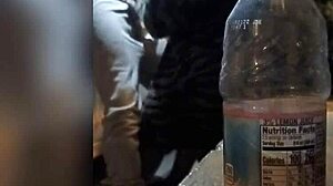 Amatør sort MILF bliver fanget i at knalde offentligt med en flaske overraskelse