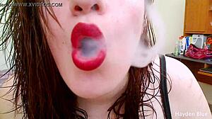 Les lèvres grosses et le fétichisme de la fumée avec une belle femme grasse