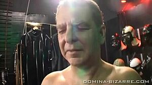 Latexklædte herskerinde dominerer sin slave i en fetish-video