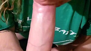 La mia sorella amatoriale mi fa una combinazione di handjob e pompino