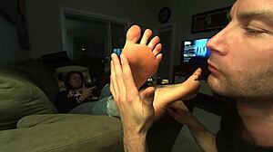 Gwens的性感脚是这个崇拜脚和脚的视频的焦点