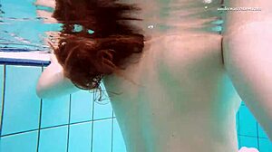 Tini csajok bikiniban szórakoznak a medencében