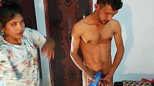 Moglie indiana amatoriale viene scopata nel culo e riempita di sperma in un video fatto in casa