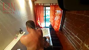 Voyeur betrapt kinky huisvrouw op masturberen en scheren in de badkuip