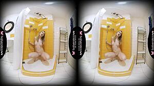Блондинка се мастурбира във VR банята