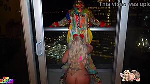 小丑在佛罗里达州被一个大屁股白人女孩用怪物阴茎吹了