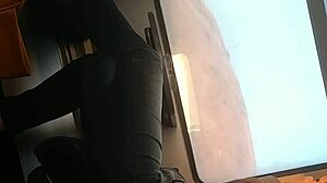隐藏的摄像头捕捉到以色列熟女在火车上挑逗脚
