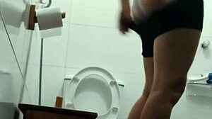 Dold kamera fångar min väns flickvän i ett tabubelagt toalettmöte