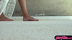 खूबसूरत ब्रूनेट ऐलेना रोमांस सोलो स्ट्रिपटीज़ में अपनी बड़ी गांड दिखाती है।