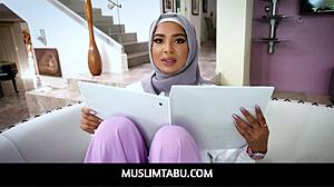 Babi Star, een hijab-dragende moslim Arabische babe, wil haar vriendin Donnie Rock graag leren over Amerikaanse tradities