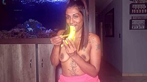 一个丰满的印度女人在独奏视频中自慰,抚摸她的乳房并在香蕉上口交。