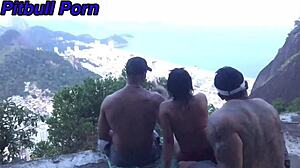 Brasilianischer Bacanal an der Spitze des Januar-Flusses mit Gruppensex