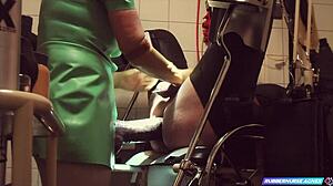 Ekstremalna zabawa w szpitalu z gumowatą Agnes używającą dużego czarnego dilda