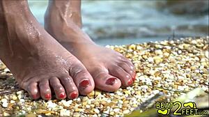 Junger und versauter Teen lässt sich am Strand die Füße nass machen