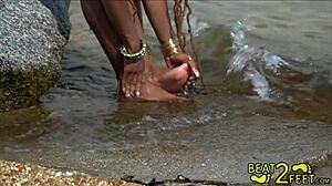 年轻而古怪的少女在海滩上被弄湿了脚
