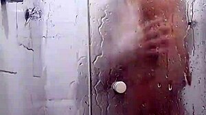 Amatir gay muda menikmati seks di luar ruangan dan masturbasi di kamar mandi