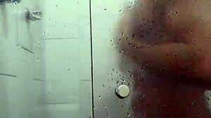Mladý gay amatér si užíva sex vonku a sprchovanie pri masturbácii