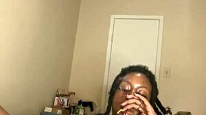 MILF negra se masturba com um dildo e fuma