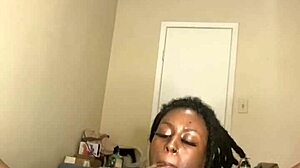 Ebony MILF masturboi dildolla ja polttaa