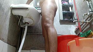 Индийская подросток получает чувственный массаж ног и ванну перед сексом