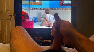 用巨大的阴茎自慰到一个热辣的色情视频