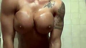Fitte vrouwelijke bodybuilder met wulpse borsten