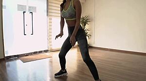 Sexy zwarte meisjes hebben een hete dansroutine met een geschoren poesje en een trainingsbuik!