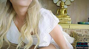 Sulten MILF-pornostjerne Jessa Rhodes viser frem sin feilfrie kropp