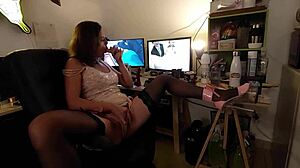 Uma mulher branca se envolve por trás do sexo enquanto usa calcinhas de cetim e um corset preto