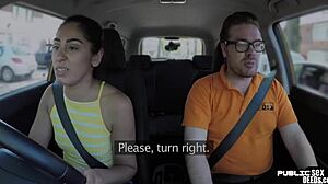 Arabská študentka dostáva lekcie hlbokého hrdla a lízania análu od inštruktora jazdy