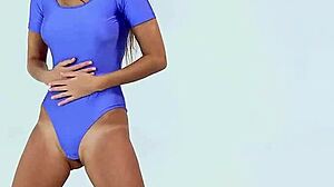 小巧的体操运动员Marusya Mechta裸体展示她的杂技技巧