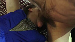 Француски аматер у сатенским гаћицама и ликра хаљини упушта се у дубоко грло и лизање ануса