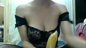 Seorang wanita transgender memuaskan dirinya sendiri dengan pisang dalam video buatan sendiri
