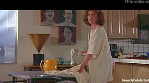 Julianne Moore在1993年的电影中诱惑的表演