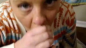 Een beroemde persoon geeft een deepthroat aan een grote lul terwijl hij stil zit en alleen zijn gezicht gebruikt