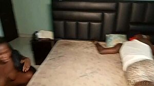 En svart hemmafru ägnar sig åt hemlig sex med en familjevän i hennes sovrum