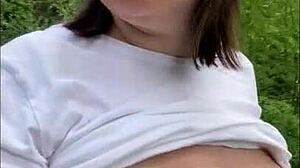 Offentlig tøs viser sine store naturlige bryster i parken