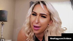 Nina Kayy, eine vollbusige Verführerin, genießt orale Freude mit einem großen, harten Penis